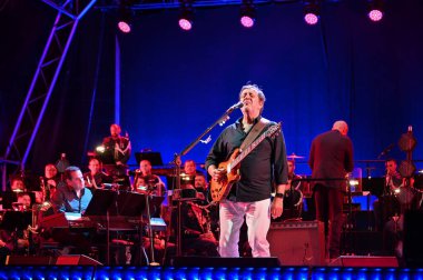 Lizbon, Portekiz. 24 Mayıs 2025. Portekiz Parlamentosu, 25 Nisan Devrimi 'nden bu yana 50 yıl süren resmi kutlamalar kapsamında Lizbon Cumhuriyet Meclisi' nin merdivenlerinde Rui Veloso 'nun özel bir açık hava konserine ev sahipliği yaptı.. 