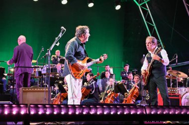 Lizbon, Portekiz. 24 Mayıs 2025. Portekiz Parlamentosu, 25 Nisan Devrimi 'nden bu yana 50 yıl süren resmi kutlamalar kapsamında Lizbon Cumhuriyet Meclisi' nin merdivenlerinde Rui Veloso 'nun özel bir açık hava konserine ev sahipliği yaptı.. 