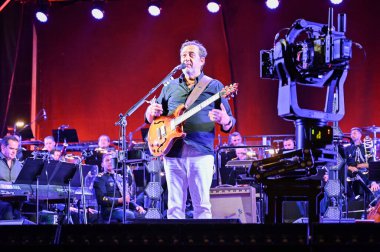 Lizbon, Portekiz. 24 Mayıs 2025. Portekiz Parlamentosu, 25 Nisan Devrimi 'nden bu yana 50 yıl süren resmi kutlamalar kapsamında Lizbon Cumhuriyet Meclisi' nin merdivenlerinde Rui Veloso 'nun özel bir açık hava konserine ev sahipliği yaptı.. 