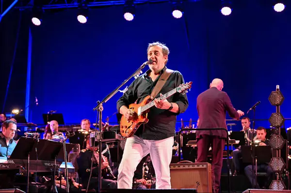 Lizbon, Portekiz. 24 Mayıs 2025. Portekiz Parlamentosu, 25 Nisan Devrimi 'nden bu yana 50 yıl süren resmi kutlamalar kapsamında Lizbon Cumhuriyet Meclisi' nin merdivenlerinde Rui Veloso 'nun özel bir açık hava konserine ev sahipliği yaptı.. 