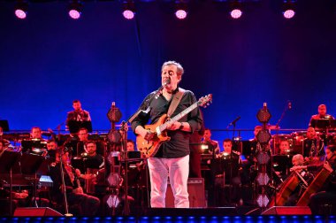 Lizbon, Portekiz. 24 Mayıs 2025. Portekiz Parlamentosu, 25 Nisan Devrimi 'nden bu yana 50 yıl süren resmi kutlamalar kapsamında Lizbon' daki Cumhuriyet Meclisi 'nin merdivenlerinde Rui Veloso' nun özel bir açık hava konserine ev sahipliği yaptı. Şey...