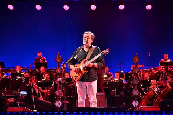 Lizbon, Portekiz. 24 Mayıs 2025. Portekiz Parlamentosu, 25 Nisan Devrimi 'nden bu yana 50 yıl süren resmi kutlamalar kapsamında Lizbon' daki Cumhuriyet Meclisi 'nin merdivenlerinde Rui Veloso' nun özel bir açık hava konserine ev sahipliği yaptı. Şey...