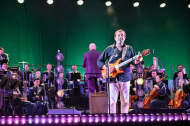 Lizbon, Portekiz. 24 Mayıs 2025. Portekiz Parlamentosu, 25 Nisan Devrimi 'nden bu yana 50 yıl süren resmi kutlamalar kapsamında Lizbon' daki Cumhuriyet Meclisi 'nin merdivenlerinde Rui Veloso' nun özel bir açık hava konserine ev sahipliği yaptı. Şey...