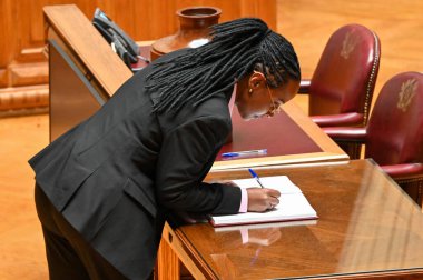 Lizbon, Portekiz. 03 Haziran 2025. Yeni seçilen milletvekilleri, yeni meclisin göreve başladığı gün Lizbon 'daki Cumhuriyet Meclisi Başkan ve Başkan Yardımcılarını seçmek üzere toplandılar. Oylama o sıralarda gerçekleşir.