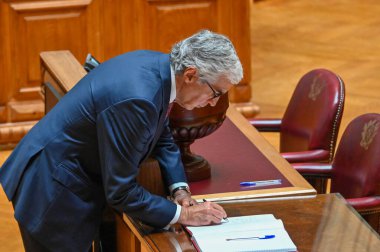 Lizbon, Portekiz. 03 Haziran 2025. Yeni seçilen milletvekilleri, yeni meclisin göreve başladığı gün Lizbon 'daki Cumhuriyet Meclisi Başkan ve Başkan Yardımcılarını seçmek üzere toplandılar. Oylama o sıralarda gerçekleşir.