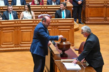 Lizbon, Portekiz. 03 Haziran 2025. Yeni seçilen milletvekilleri, yeni meclisin göreve başladığı gün Lizbon 'daki Cumhuriyet Meclisi Başkan ve Başkan Yardımcılarını seçmek üzere toplandılar. Oylama o sıralarda gerçekleşir.