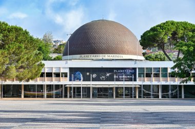 Lizbon, Portekiz 'deki Marinha Planetaryumu' nun önü güneşli bir günde.