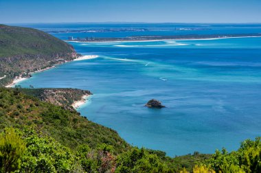 Serra da Arrabida, Portekiz 'den panoramik manzara, turkuaz suları, bereketli tepeler ve güneşli bir günde Troia Yarımadası' nı gösteriyor..