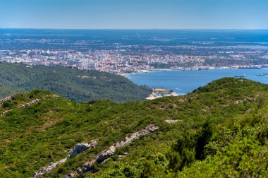 Serra da Arrabida, Portekiz 'den panoramik manzara, turkuaz suları, bereketli tepeler ve güneşli bir günde Troia Yarımadası' nı gösteriyor..