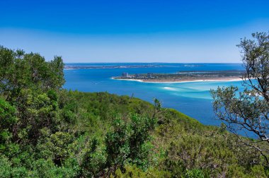 Serra da Arrabida, Portekiz 'den panoramik manzara, turkuaz suları, bereketli tepeler ve güneşli bir günde Troia Yarımadası' nı gösteriyor..