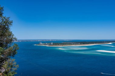 Serra da Arrabida, Portekiz 'den panoramik manzara, turkuaz suları, bereketli tepeler ve güneşli bir günde Troia Yarımadası' nı gösteriyor..