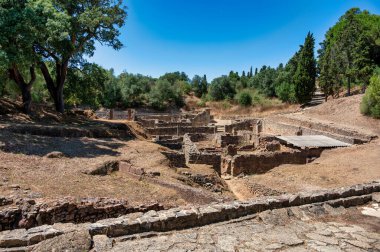 Portekiz 'deki Mirobriga arkeoloji sahasında bulunan antik Roma hamamında taş duvarlar ve Roma döneminden kalma tuğla yapılar yer alıyor..