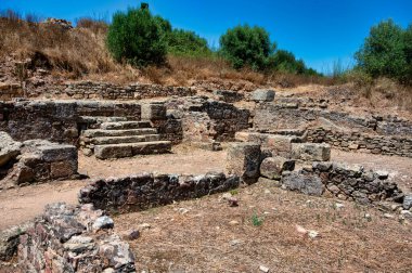 Taş duvarların arkeolojik kalıntıları ve Portekiz 'deki Mirobriga Roma sahasındaki basamaklar antik yapı ve tarihi mirası gözler önüne seriyor..