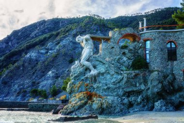 İtalya 'nın Ligurya bölgesindeki Cinque Terre Ulusal Parkı' nın sembolü olan kayaya oyulmuş Monterosso al Mare 'nin dev heykeli. Dış seyahat arka planı