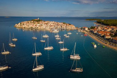 Hırvatistan 'ın Dalmaçya kentindeki Primosten eski kasabasının hava manzarası. Manzaralı deniz manzarası ve ortaçağ mimarisi, Adriyatik deniz kıyısındaki ünlü turizm beldesi, dış seyahat geçmişi