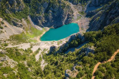 Hırvatistan 'ın Dalmaçya kentindeki kireçtaşı kraterinde Imotski Blue Lake' in (Modro jezero) manzaralı görüntüsü. Doğal yaz manzarası, popüler turistik mekan, açık hava seyahati.