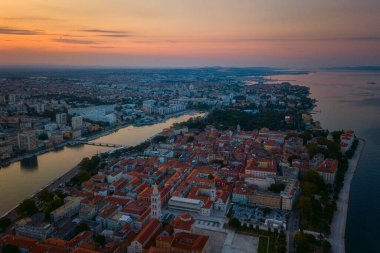 Zadar 'ın eski kentinin manzarası, güneş doğmadan önce alacakaranlıkta güzel bir şehir manzarası, Dalmaçya, Hırvatistan. Adriyatik deniz kıyısındaki ünlü turizm beldesi.