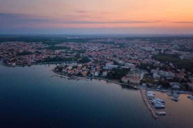 Zadar 'ın eski kentinin manzarası, güneş doğmadan önce alacakaranlıkta güzel bir şehir manzarası, Dalmaçya, Hırvatistan. Adriyatik deniz kıyısındaki ünlü turizm beldesi.