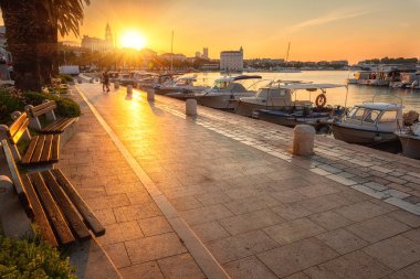 Split sahil şeridinin gündoğumundaki manzarası, eski şehir ve Diocletians sarayı, dış seyahat geçmişi, Dalmaçya, Hırvatistan. Avrupa 'nın ünlü turizm beldesi