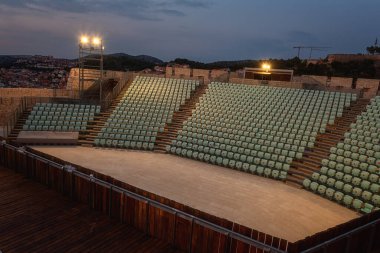 Hırvatistan 'ın başkenti Sibenik' te şehir manzaralı St. Michaels kalesindeki açık hava tiyatrosu. Dış seyahat arka planı