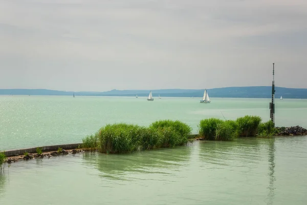 匈牙利巴拉顿湖的景致 绿水的夏季风景 舒适的居住环境 游艇和天空 户外旅行背景 — 图库照片