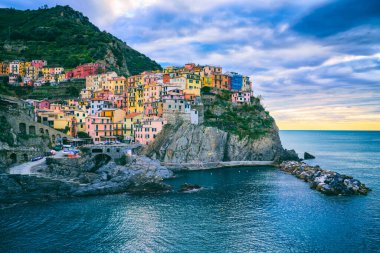 Cinque Terre Ulusal Parkı 'ndaki Manarola köyünün manzarası, renkli evleri ve İtalya' nın Liguria bölgesindeki deniz kıyısındaki yeşil terasları olan dramatik şehir manzarası. Dış seyahat arka planı