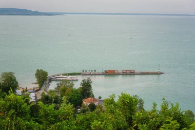 Günbatımında Tihany Benedictine Manastırı yakınlarındaki Castle Hill 'den Balaton Gölü manzarası, su, yat ve taze yeşillik ile yaz manzarası, dış seyahat geçmişi, Veszprem bölgesi, Macaristan