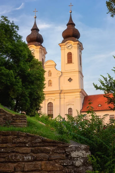 Tihany Abbey, Benedikt Manastırı 'nın kubbeleri, Balaton Gölü üzerindeki ünlü mimari simgeler, dış seyahat ve dini geçmiş, manzara, Veszprem bölgesi, Macaristan