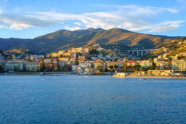 Sanremo 'nun panoramik görüntüsü ya da San Remo denizden, İtalyan Riviera, Liguria, İtalya. Şehir mimarisi, deniz önü, dağlar, mavi su ve gökyüzü, dış dünya seyahati manzarası.