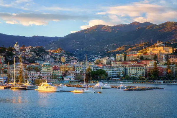 Sanremo 'nun panoramik görüntüsü ya da San Remo denizden, İtalyan Riviera, Liguria, İtalya. Şehir mimarisi, deniz önü, dağlar, mavi su ve gökyüzü, dış dünya seyahati manzarası.