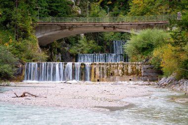 Pisnica nehri, Kranjska Gora, Slovenya, Triglav Ulusal Parkı 'nda çağlayan şelaleler. Ağaçlık uçurumlarla çevrili düşen sularla dolu sonbahar manzarası, dış seyahat arka planı.