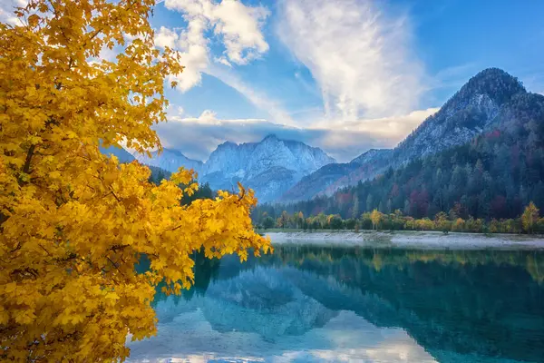 トリグラフ国立公園のジャスナ湖 スロベニア 秋の風景 反射と素晴らしい岩のアルプス山 屋外旅行の背景を持つ澄んだ水の景色 — ストック写真