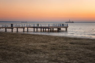 Sakin deniz manzaralı güzel manzaralı kumlu sahil ve sakin sabah güneşiyle sakin gökyüzü, manzaralı deniz manzarası, yaz tatili ve seyahat konsepti, Larnaca, Kıbrıs
