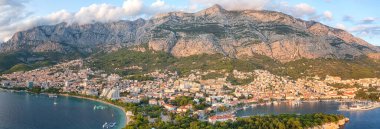 Hırvatistan 'ın Dalmaçya kentinin Makarska kentinin hava manzarası. Yatı, denizi, mimarisi ve kayaları olan yaz manzarası, Adriyatik sahil kıyısındaki ünlü turizm beldesi, seyahat arka planı, geniş panorama