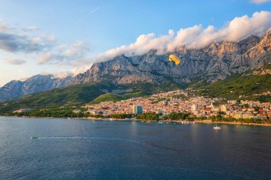 Hırvatistan 'ın Dalmaçya kentinin Makarska kentinin güzel hava manzarası. Yat, deniz, mimari ve kayalarla dolu yaz manzarası, Adriyatik sahil kıyısındaki ünlü turizm beldesi, seyahat arka planı