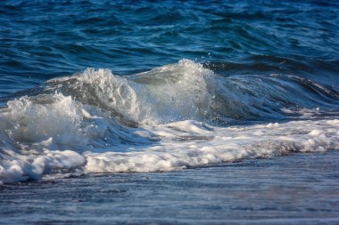 Sahilde güzel deniz dalgaları, duvar kağıdı için uygun doğal soyut arka plan.