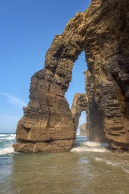 Playa de las Catedrales (Playa de las Catedrales) ya da gelgitte Praia de Augas Noel Babaları, tuhaf doğal kayalar ve mağaralar, Ribadeo, Galiçya, İspanya 'da turistik ilgi. Dış seyahat arka planı