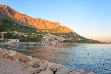 Omis 'in Adriyatik kıyısındaki manzarası, Dalmaçya, Hırvatistan. Sahil ve yeşilliklerle çevrili samimi bir kasaba Dinara dağları, dış seyahat geçmişi, turizm beldesi