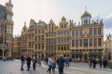 Brüksel, Belçika 18 Nisan 2024: Brüksel 'in merkezi asfaltlı meydanı, Brüksel' in eski Barok loncalarının çarpıcı loncalarıyla çevrili, mimari dönüm noktası.