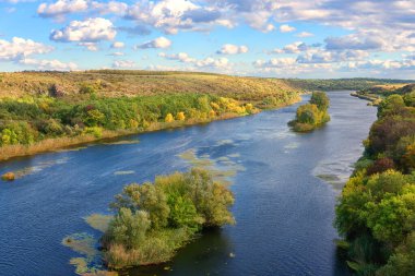 İnanılmaz sonbahar manzarası, manzaralı güney böceği nehri manzarası, kıyılar boyunca renkli ağaçlar ve mavi gökyüzü, güzel bulutlar, dış seyahat arka planı, Mykolaiv bölgesi, Ukrayna