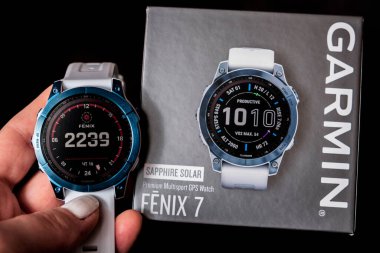 Kyiv, Ukrayna - 11.01.2023: Garmin Fenix 7 Saphire Güneş mavisi