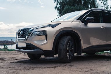 27.06.2023 - Kyiv, Ukrayna: Siyah çatılı baj renkli yeni Nissan X-Trail N-Connecta