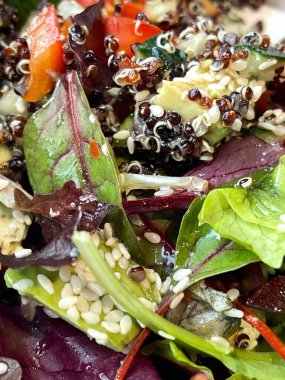 Tavuklu Asya yemeği. salata ve sos