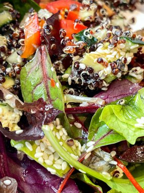 Tavuklu Asya yemeği. salata ve sos