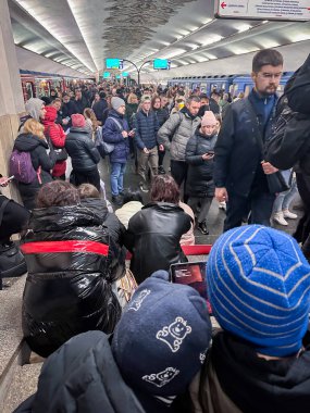 KYIV, UKRAINE - MAR. 25, 2024: Ukrayna 'ya karşı Rusya Savaşı. Bomba saldırısı sırasında metro istasyonundaki insanlar
