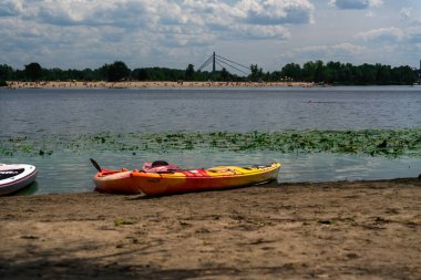Yaz mevsiminde Kyiv Parkı Natalka ve Dnipro Nehri