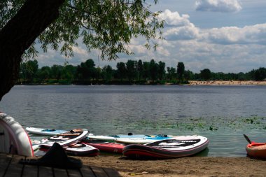 Yaz mevsiminde Kyiv Parkı Natalka ve Dnipro Nehri