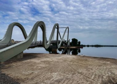 Kyiv Parkı 'ndaki Azov yaya köprüsü dalgası Natalka