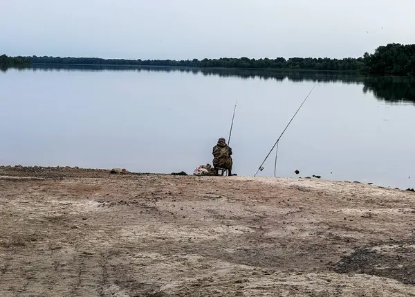 Yaz mevsiminde Kyiv Parkı Natalka ve Dnipro Nehri