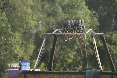 Sıcak hava balonu çayıra indi.